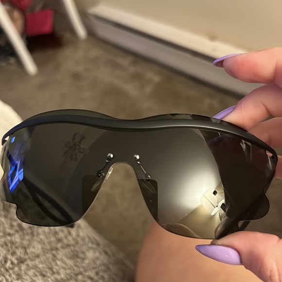 Louis Vuitton luxury black sunglasses - Picture 8 of 9